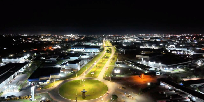 Prefeitura conclui modernização com LED no Polo Empresarial Goiás